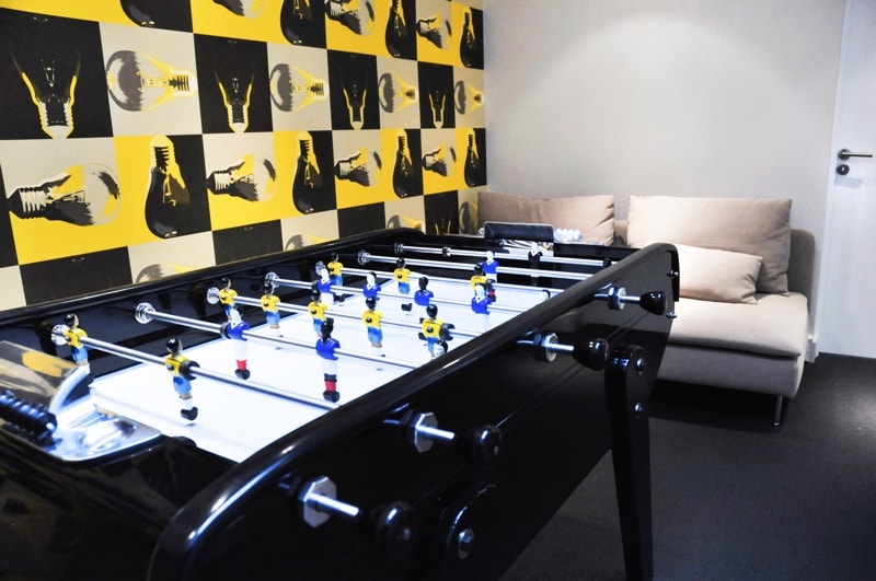 Création d’un espace détente dans les bureaux – babyfoot | HUGGY Création d'un espace détente dans les bureaux - babyfoot