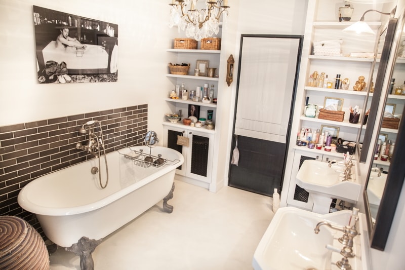 Vue d’ensemble sur la salle de bain rénovée | HUGGY Rénovation appartement : Plomberie - chauffage