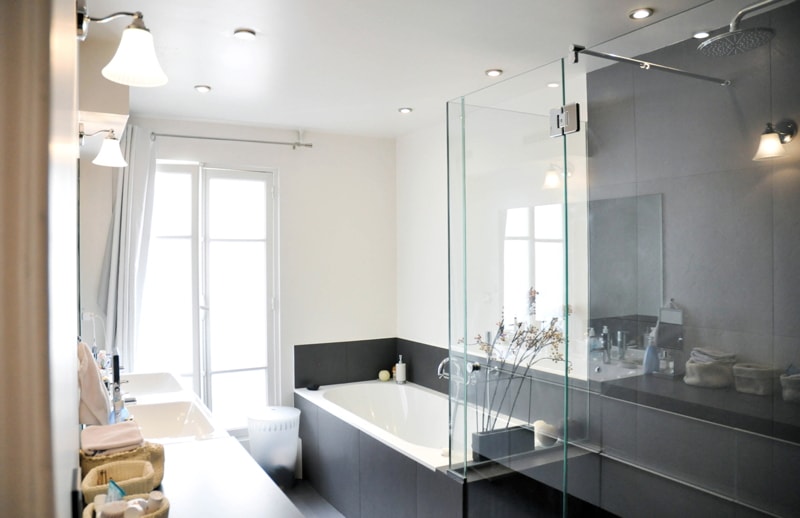 Installation d'une salle de bain moderne dans un appartement haussmannien