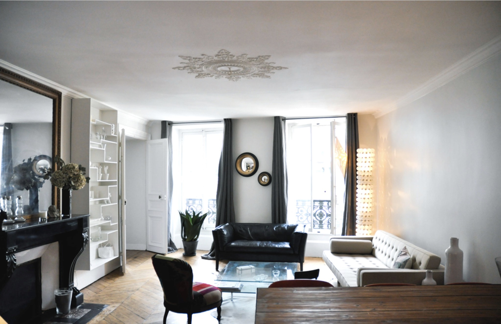 Salon haussmannien avec cheminée, parquet d’origine | HUGGY Rénovation appartement Haussmannien