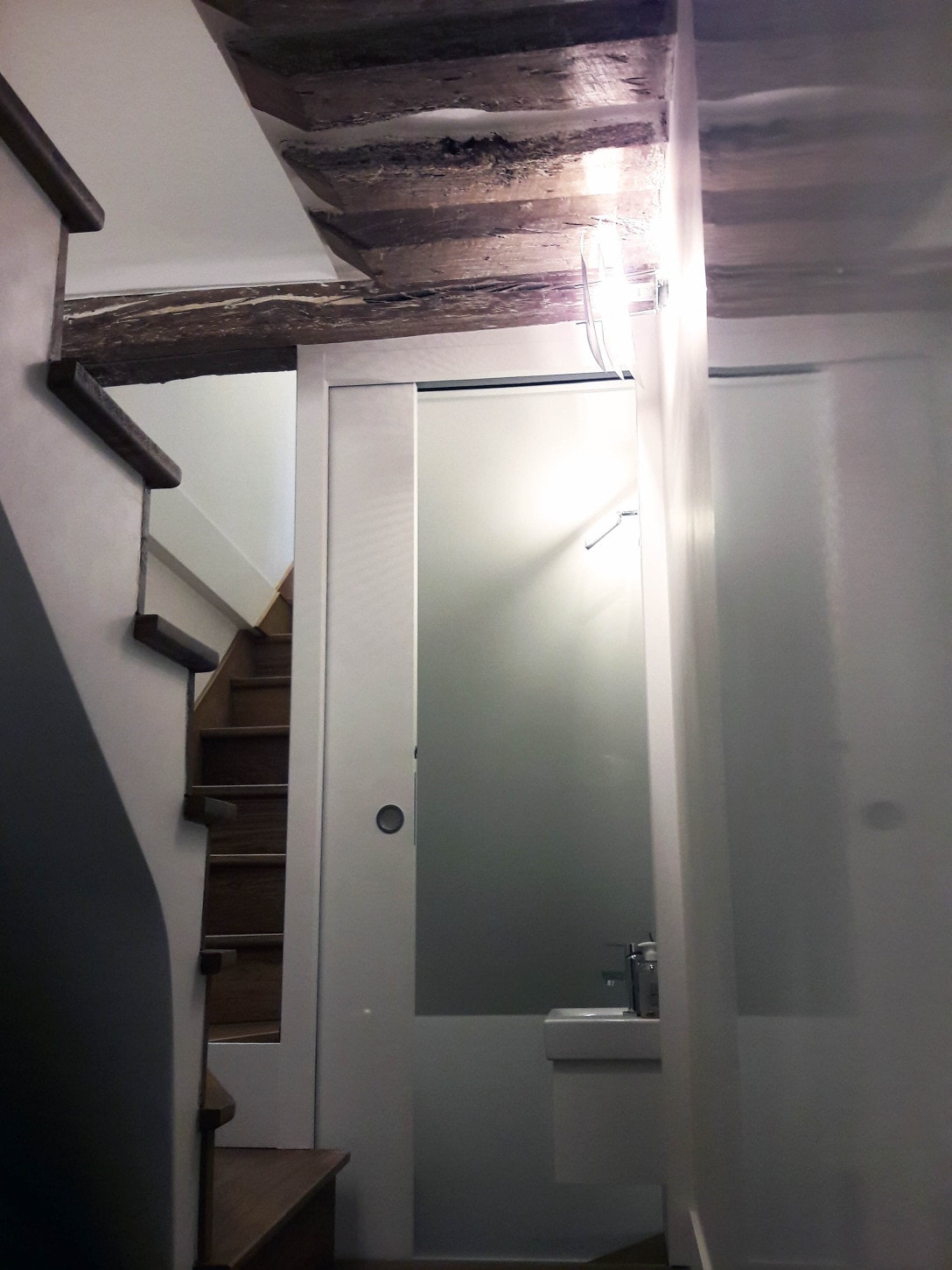 Coin WC au bas de la cage d'escalier