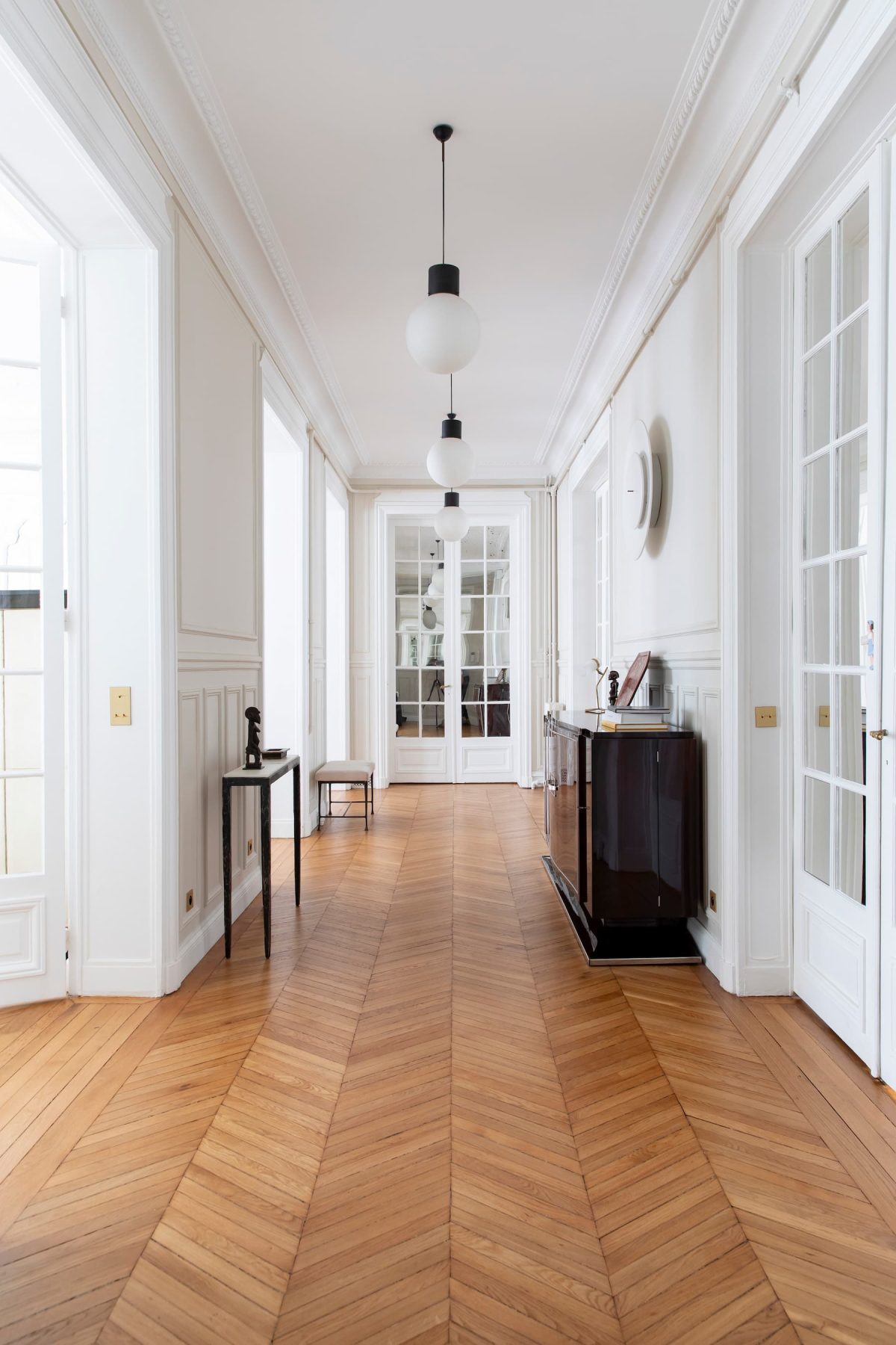 Un appartement haussmannien rénové avec élégance