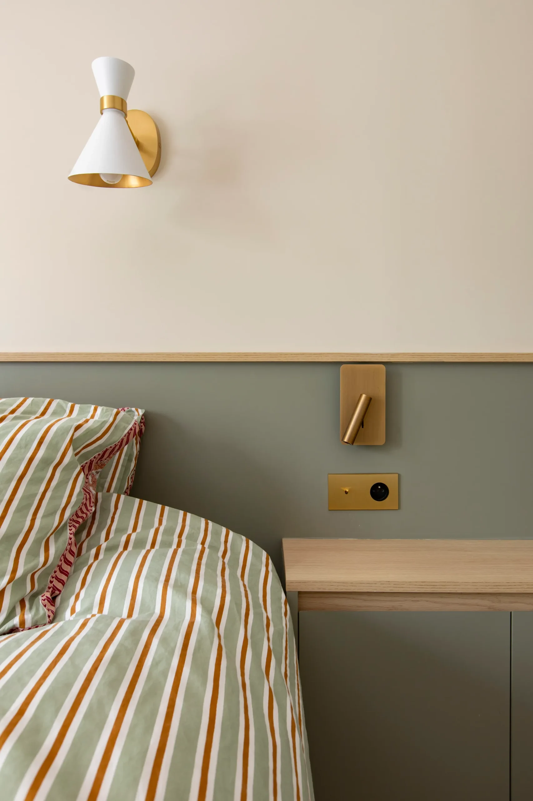 | HUGGY Finitions électriques, lampe de chevet en applique