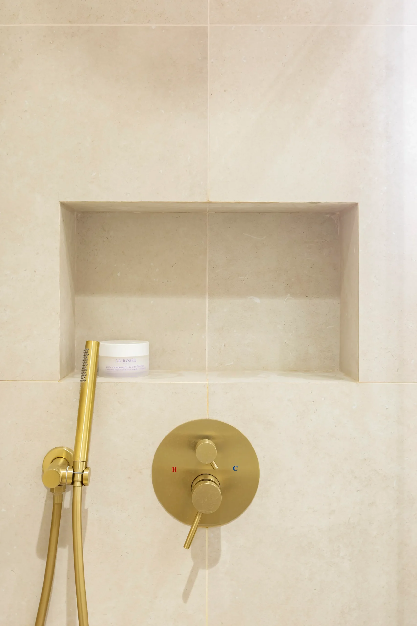 | HUGGY Création d'une niche dans la zone de douche