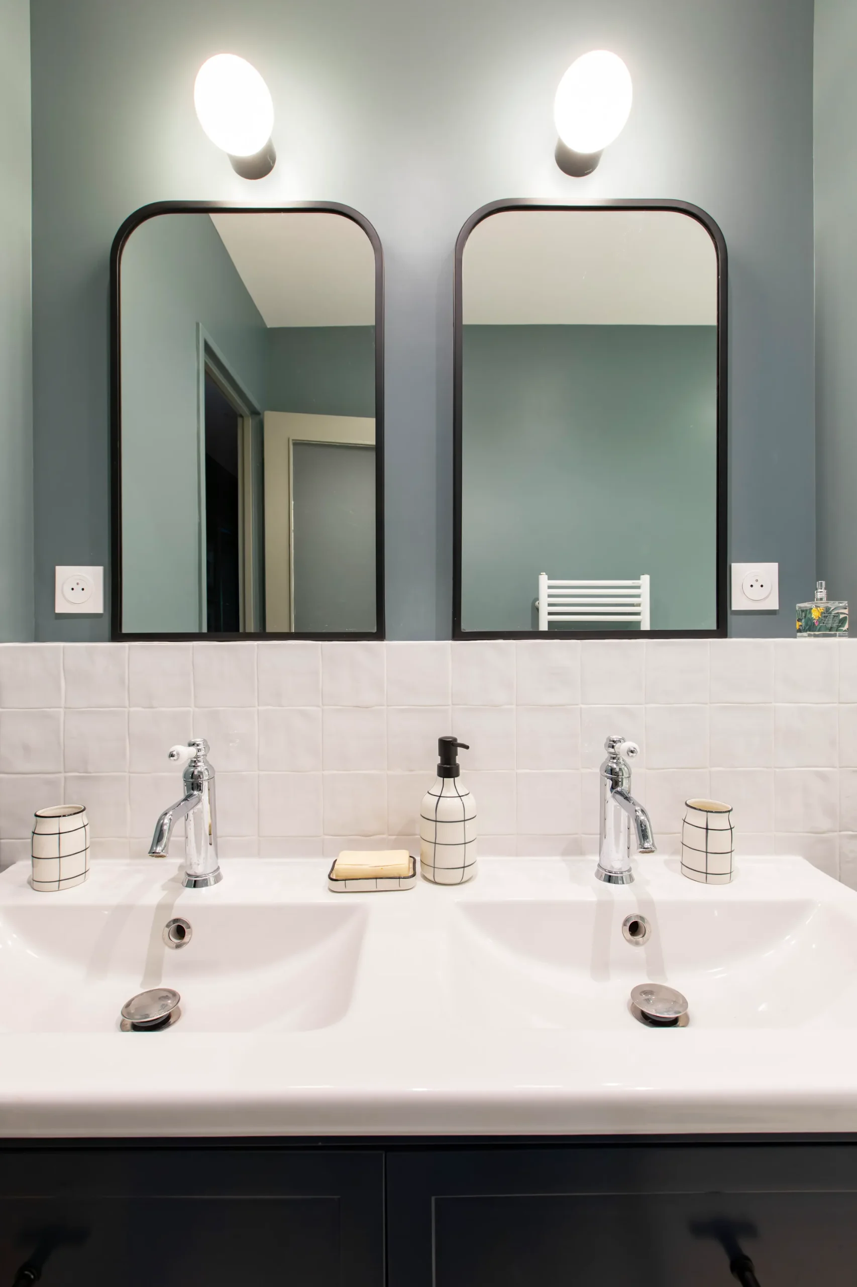 | HUGGY lavabos et miroirs de salle de bain